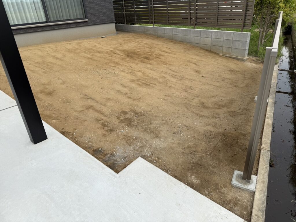 【綾川町U様邸】防草シートで万全の雑草対策✨目隠しフェンスも設置完了 (株)カインズガーデン|香川県の庭リフォーム工事 【綾川町U様邸】防草シートで万全の雑草対策✨目隠しフェンスも設置完了 (株)カインズガーデン|香川県の庭リフォーム工事