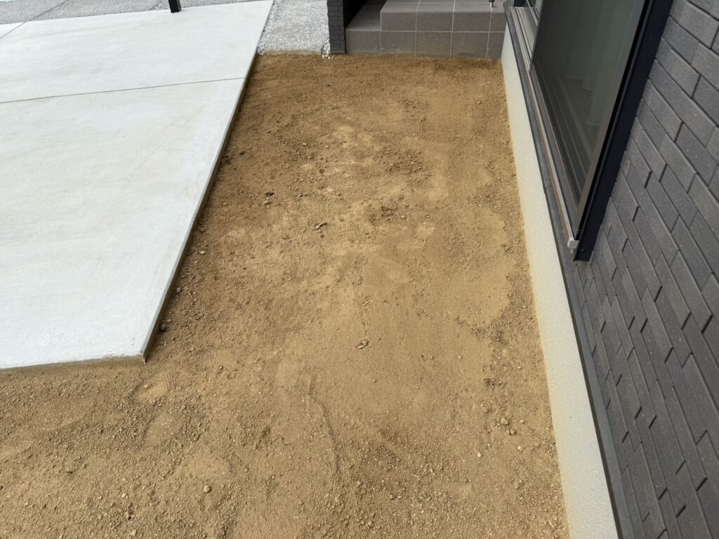 【綾川町U様邸】防草シートで万全の雑草対策✨目隠しフェンスも設置完了 (株)カインズガーデン|香川県の庭リフォーム工事 【綾川町U様邸】防草シートで万全の雑草対策✨目隠しフェンスも設置完了 (株)カインズガーデン|香川県の庭リフォーム工事