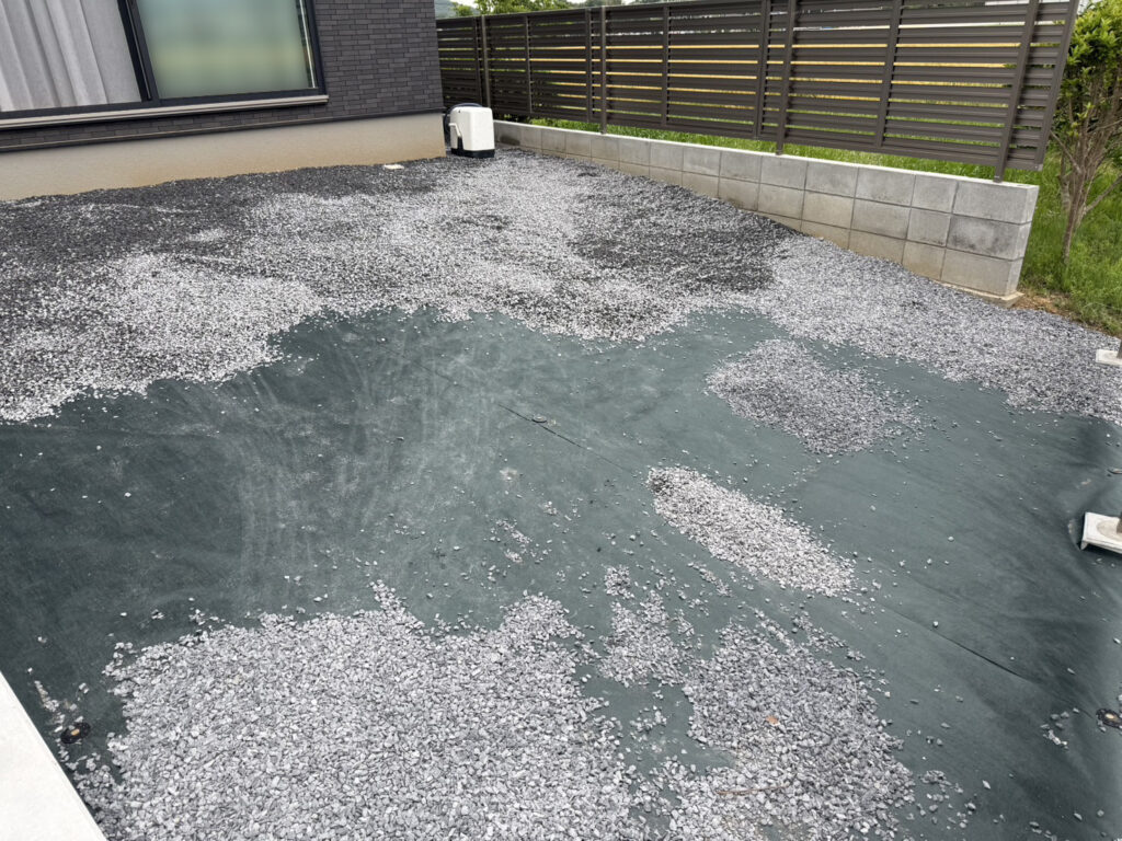 【綾川町Ｕ様邸】防草シート＆砂利敷きの雑草対策仕上げ (株)カインズガーデン｜香川県の庭仕舞い，庭リフォーム工事
