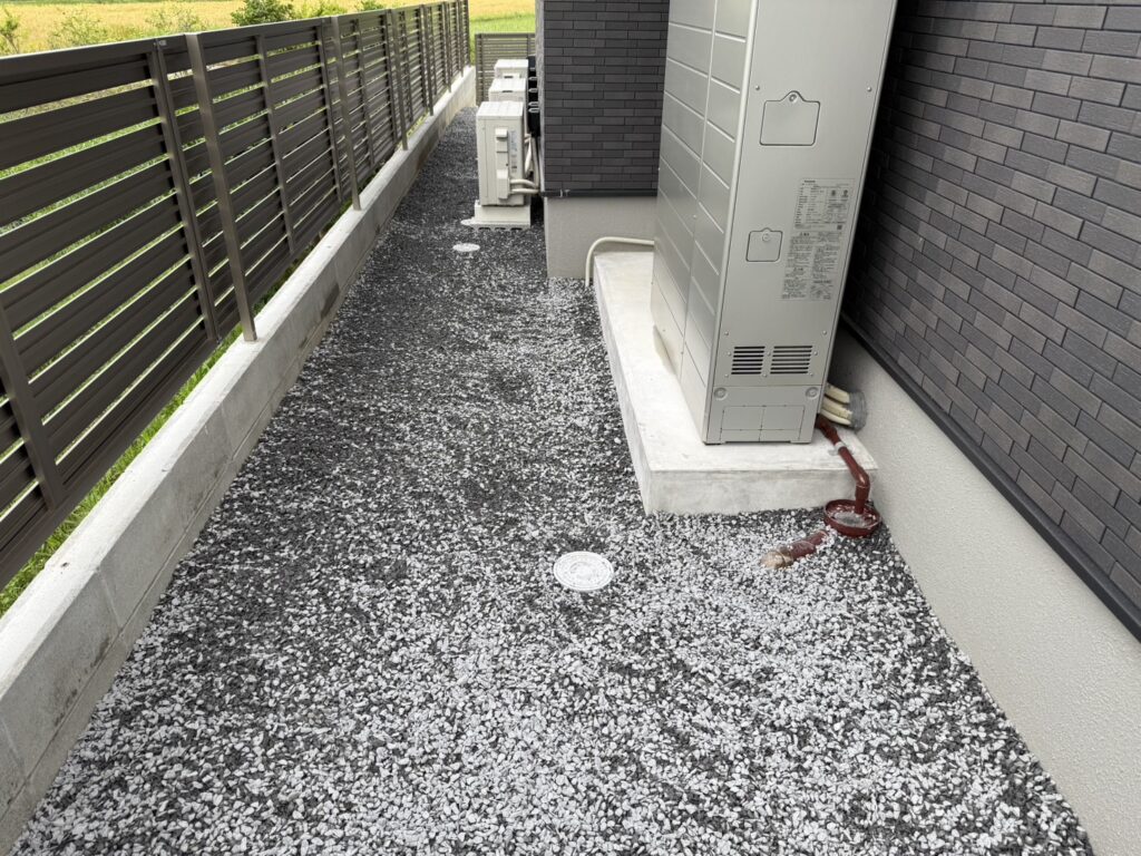 【綾川町Ｕ様邸】防草シート＆砂利敷きの雑草対策仕上げ (株)カインズガーデン｜香川県の庭仕舞い，庭リフォーム工事