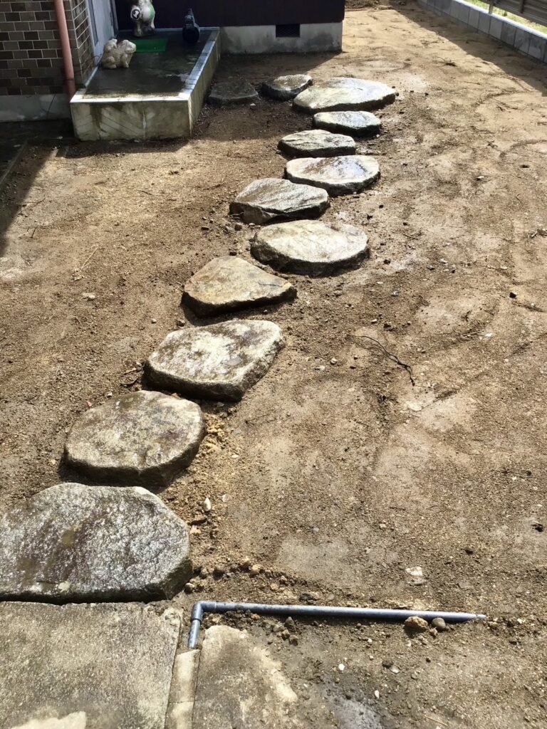 【三豊市山本町MO様邸】鋤取り整地で雑草対策準備中👌順調です (株)カインズガーデン|香川県の雑草対策,庭仕舞い工事 【三豊市山本町MO様邸】鋤取り整地で雑草対策準備中👌順調です (株)カインズガーデン|香川県の雑草対策,庭仕舞い工事