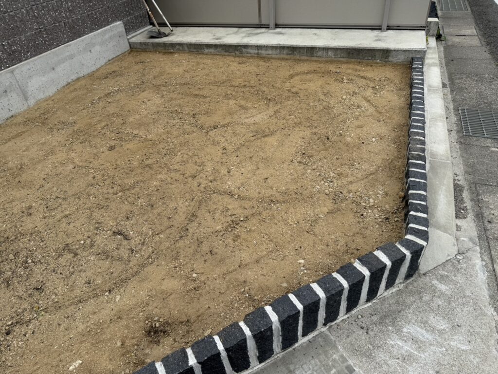 【高松市香南町法人様】花壇の鋤取り整地完了。庭石搬入&配置中 (株)カインズガーデン|香川県の雑草対策,庭リフォーム工事 【高松市香南町法人様】花壇の鋤取り整地完了。庭石搬入&配置中 (株)カインズガーデン|香川県の雑草対策,庭リフォーム工事