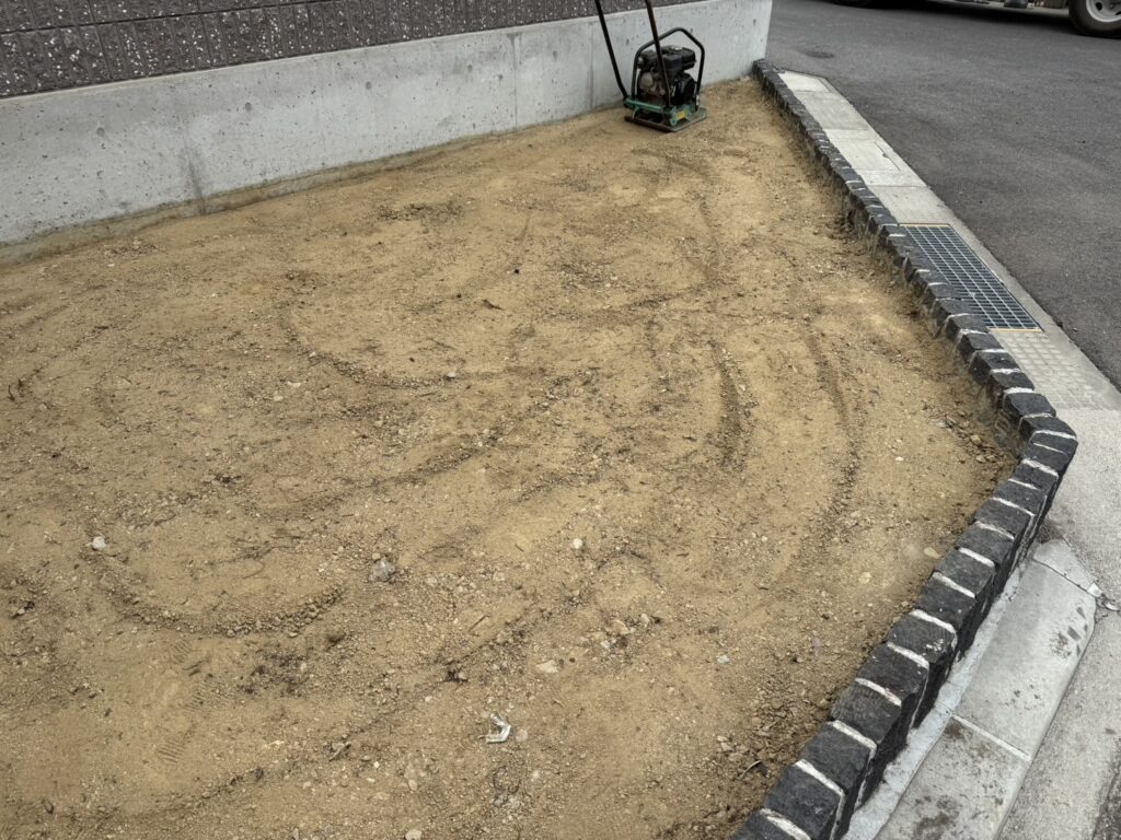 【高松市香南町法人様】花壇の鋤取り整地完了。庭石搬入&配置中 (株)カインズガーデン|香川県の雑草対策,庭リフォーム工事 【高松市香南町法人様】花壇の鋤取り整地完了。庭石搬入&配置中 (株)カインズガーデン|香川県の雑草対策,庭リフォーム工事