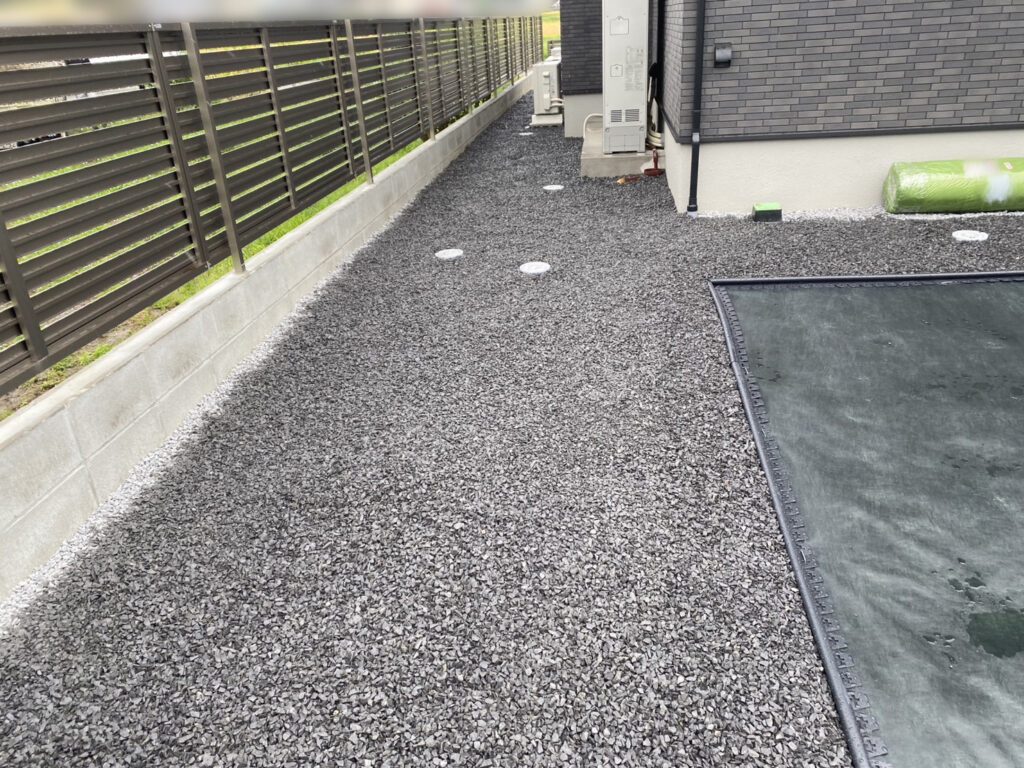 【綾川町U様邸】正面~裏庭の土の面、雑草撤去し全面雑草対策工事㊗完工 (株)カインズガーデン|香川県の仕舞い工事 【綾川町U様邸】正面~裏庭の土の面、雑草撤去し全面雑草対策工事㊗完工 (株)カインズガーデン|香川県の仕舞い工事