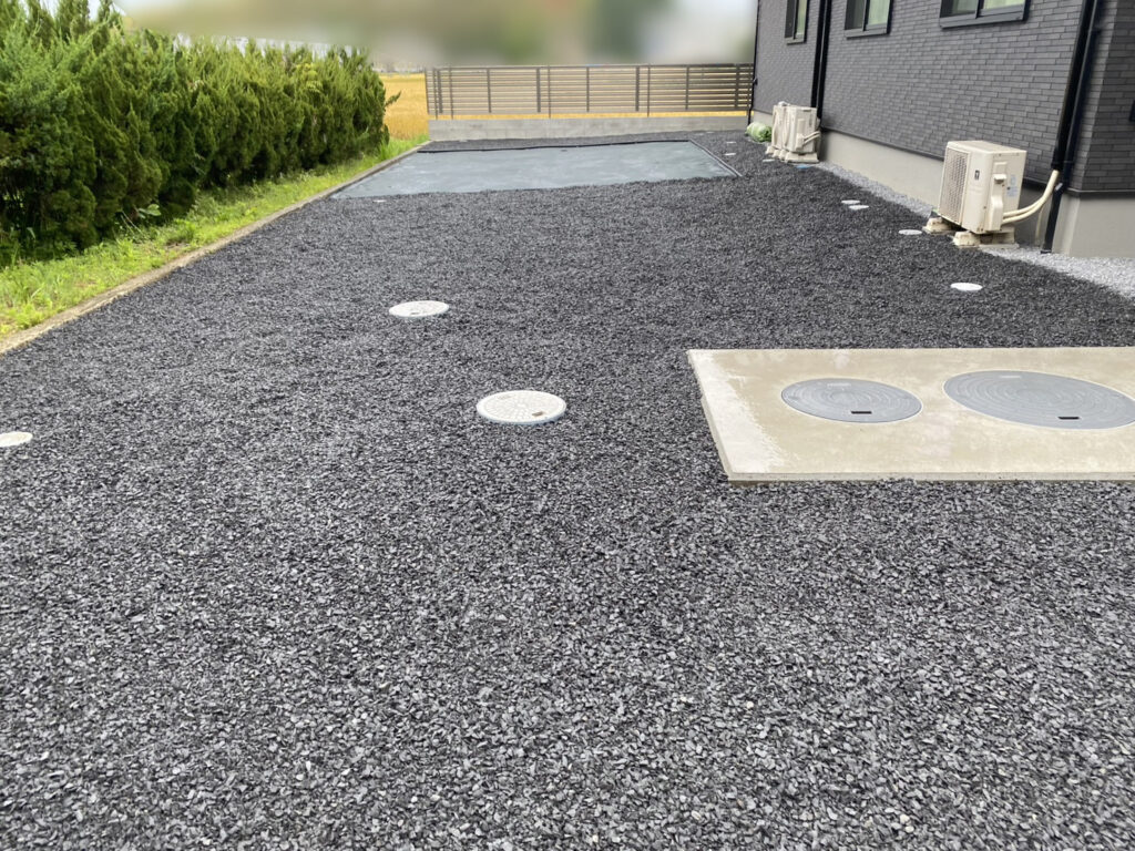 【綾川町Ｕ様邸】正面～裏庭の土の面、雑草撤去し全面雑草対策工事㊗完工 (株)カインズガーデン｜香川県の仕舞い工事