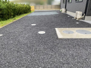 【綾川町Ｕ様邸】正面～裏庭の土の面、雑草撤去し全面雑草対策工事㊗完工 (株)カインズガーデン｜香川県の仕舞い工事