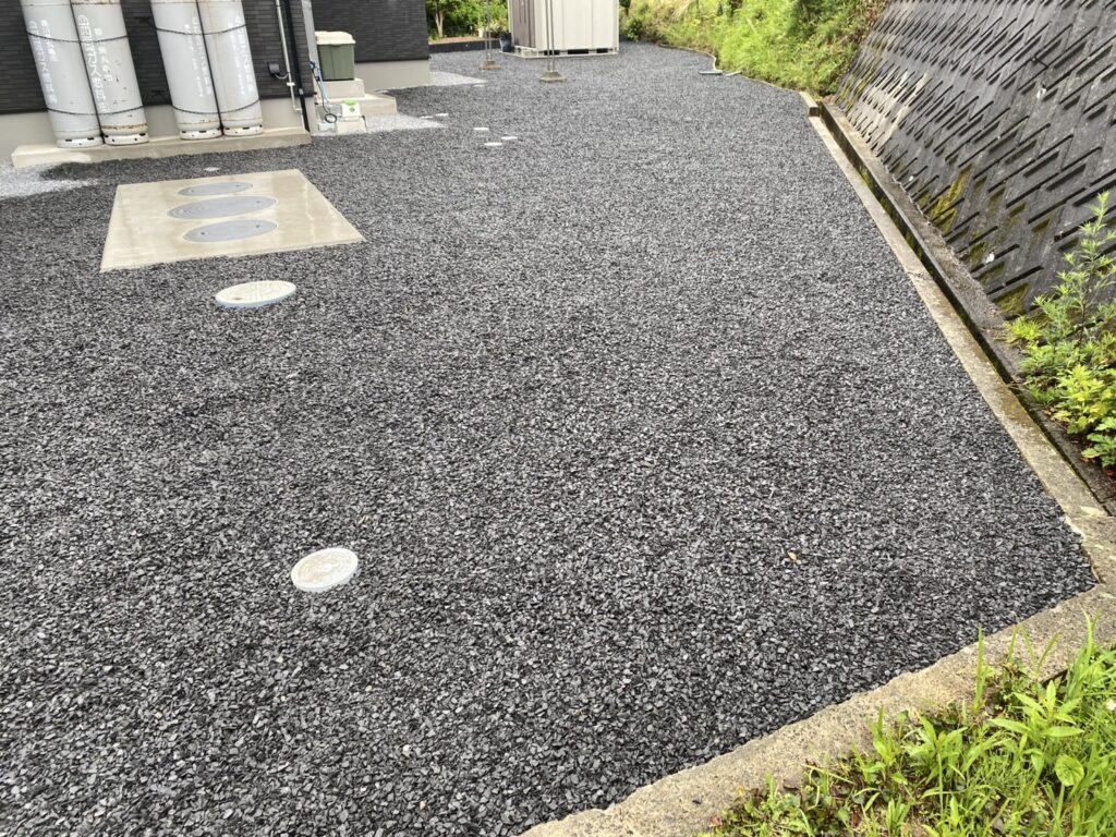 【綾川町U様邸】正面~裏庭の土の面、雑草撤去し全面雑草対策工事㊗完工 (株)カインズガーデン|香川県の仕舞い工事 【綾川町U様邸】正面~裏庭の土の面、雑草撤去し全面雑草対策工事㊗完工 (株)カインズガーデン|香川県の仕舞い工事