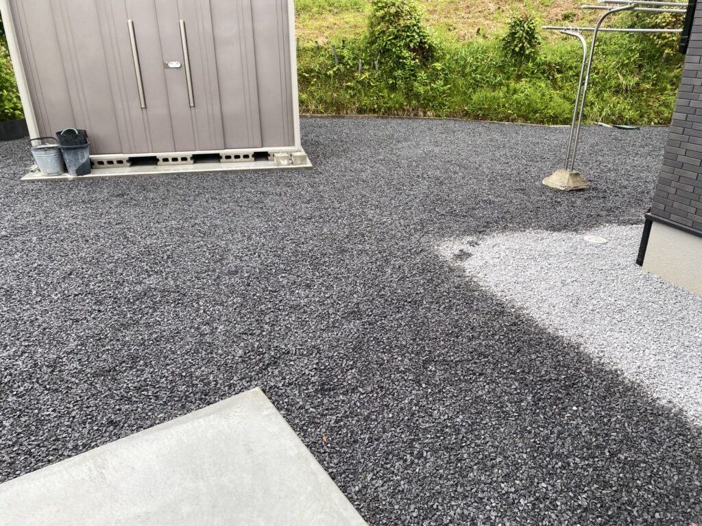 【綾川町U様邸】正面~裏庭の土の面、雑草撤去し全面雑草対策工事㊗完工 (株)カインズガーデン|香川県の仕舞い工事 【綾川町U様邸】正面~裏庭の土の面、雑草撤去し全面雑草対策工事㊗完工 (株)カインズガーデン|香川県の仕舞い工事