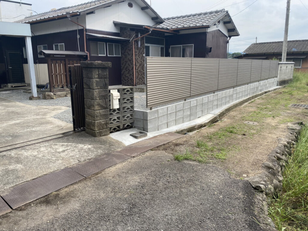 【三豊市山本町ＭＯ様邸】お庭全面の雑草対策工事＆フェンス門扉設置㊗完工 (株)カインズガーデン｜香川県の庭仕舞い工事