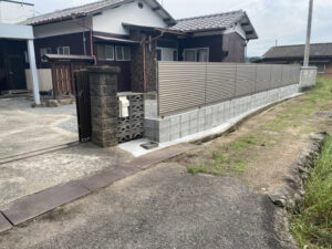 【三豊市山本町ＭＯ様邸】お庭全面の雑草対策工事＆フェンス門扉設置㊗完工 (株)カインズガーデン｜香川県の庭仕舞い工事