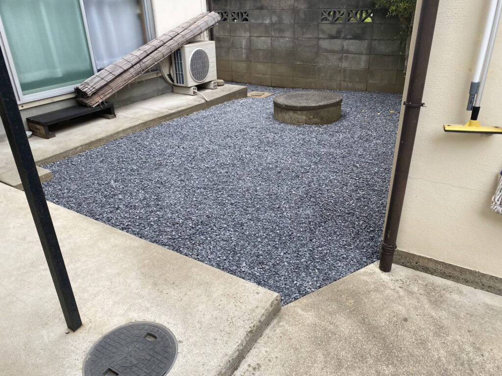 【高松市S様邸】敷石撤去&雑草対策工事で景観スッキリ✨手入れ要らず👌㊗完工 (株)カインズガーデン|香川県の庭仕舞い 【高松市S様邸】敷石撤去&雑草対策工事で景観スッキリ✨手入れ要らず👌㊗完工 (株)カインズガーデン|香川県の庭仕舞い
