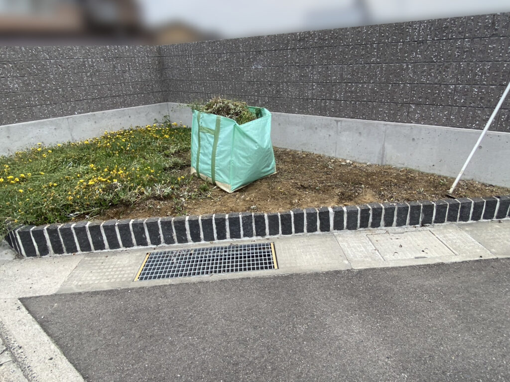 【高松市香南町法人様】正面花壇の雑草対策＆リフォーム工事、本日着工⛑ (株)カインズガーデン｜香川県の庭リフォーム工事