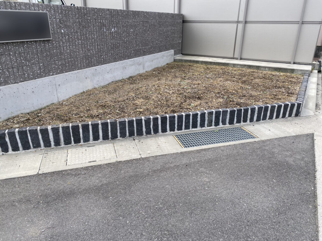 【高松市香南町法人様】正面花壇の雑草対策＆リフォーム工事、本日着工⛑ (株)カインズガーデン｜香川県の庭リフォーム工事