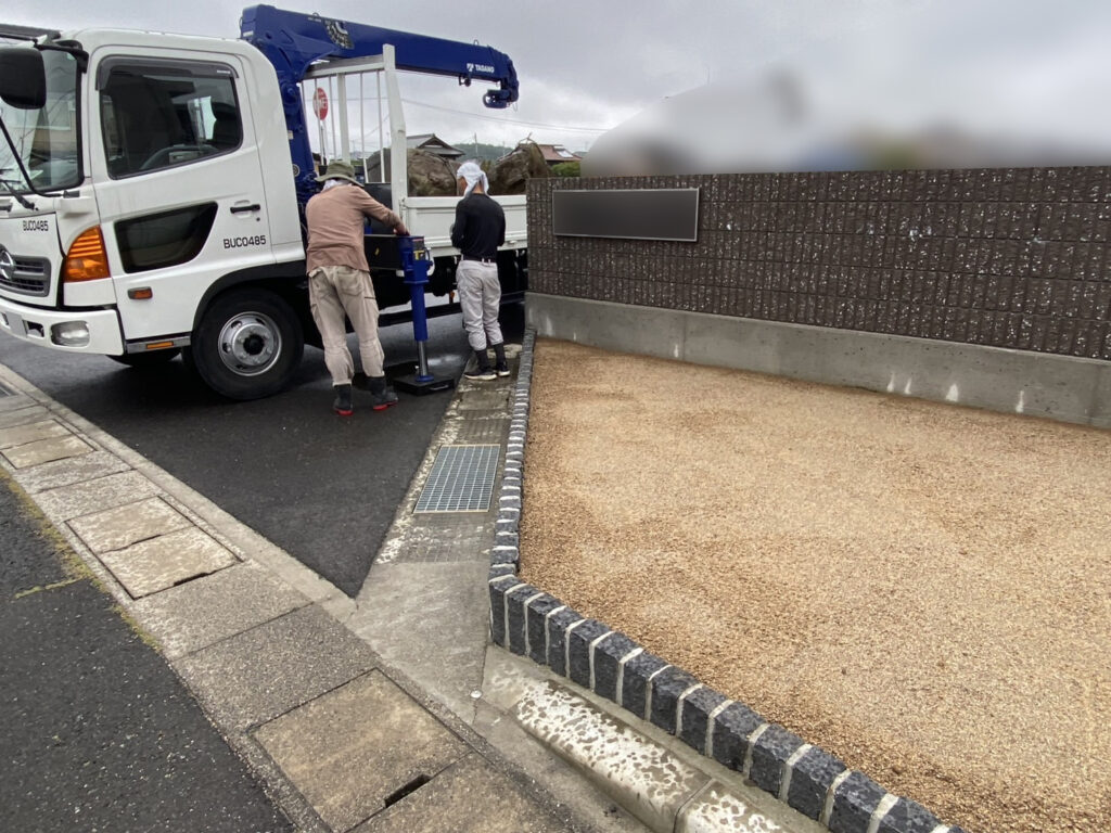 【高松市香南町法人様】花壇の鋤取り整地完了。庭石搬入&配置中 (株)カインズガーデン|香川県の雑草対策,庭リフォーム工事 【高松市香南町法人様】花壇の鋤取り整地完了。庭石搬入&配置中 (株)カインズガーデン|香川県の雑草対策,庭リフォーム工事