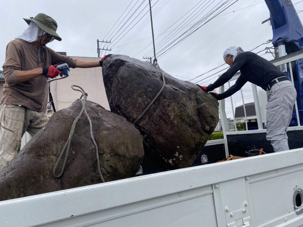【高松市香南町法人様】花壇の鋤取り整地完了。庭石搬入&配置中 (株)カインズガーデン|香川県の雑草対策,庭リフォーム工事 【高松市香南町法人様】花壇の鋤取り整地完了。庭石搬入&配置中 (株)カインズガーデン|香川県の雑草対策,庭リフォーム工事