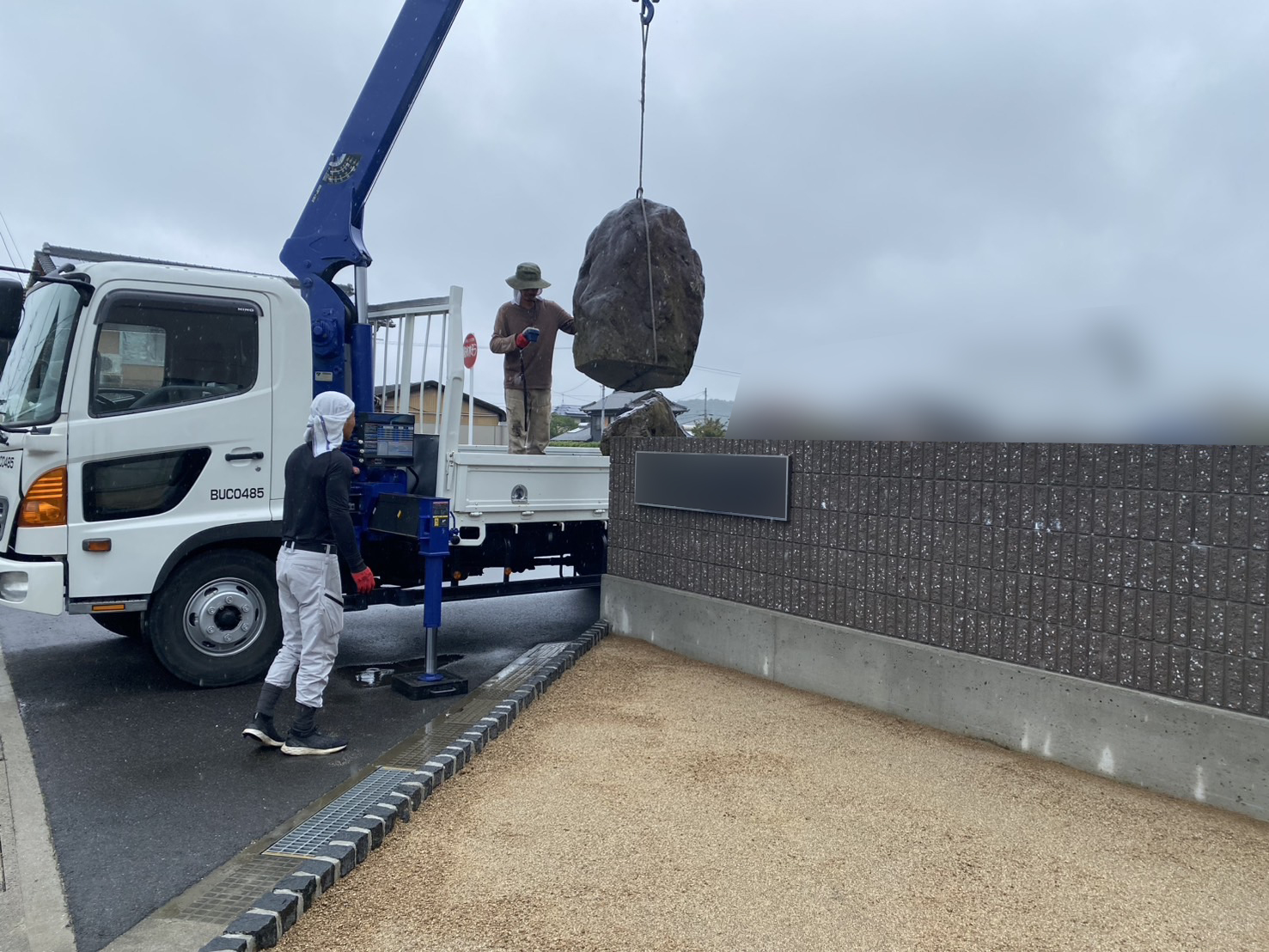 【高松市香南町法人様】花壇の鋤取り整地完了。庭石搬入＆配置中 (株)カインズガーデン｜香川県の雑草対策，庭リフォーム工事