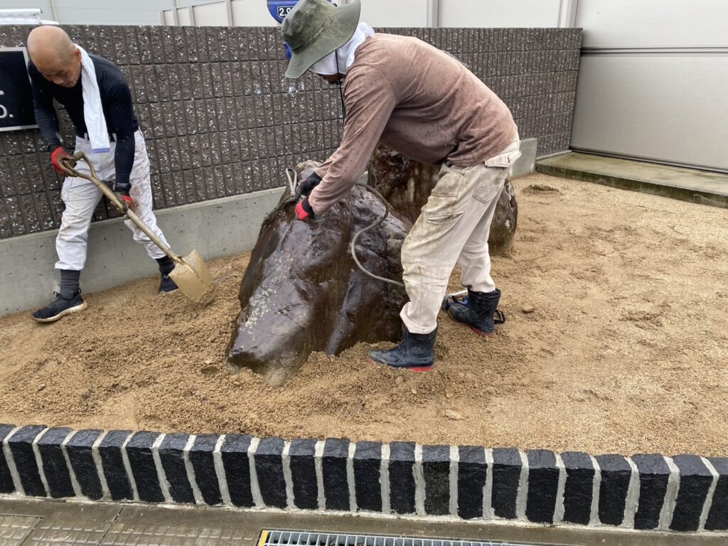 【高松市香南町法人様】花壇の鋤取り整地完了。庭石搬入&配置中 (株)カインズガーデン|香川県の雑草対策,庭リフォーム工事 【高松市香南町法人様】花壇の鋤取り整地完了。庭石搬入&配置中 (株)カインズガーデン|香川県の雑草対策,庭リフォーム工事
