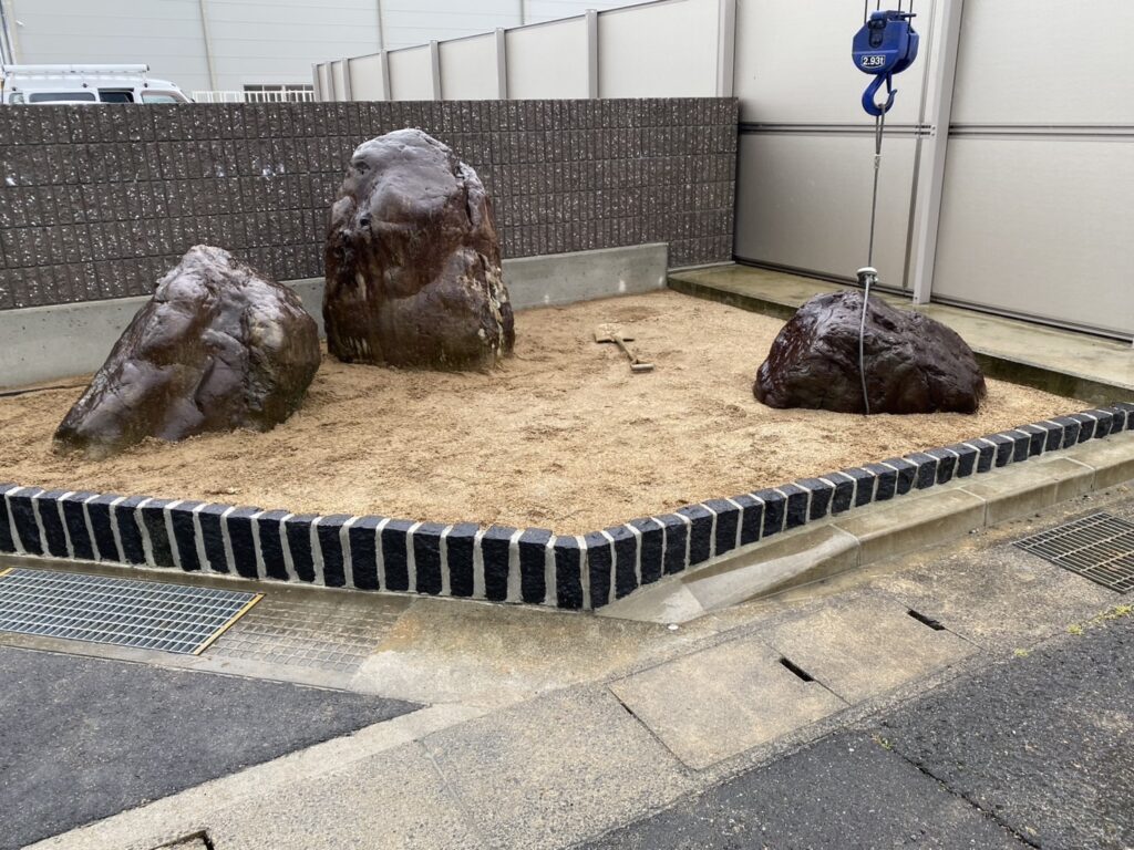 【高松市香南町法人様】花壇の鋤取り整地完了。庭石搬入&配置中 (株)カインズガーデン|香川県の雑草対策,庭リフォーム工事 【高松市香南町法人様】花壇の鋤取り整地完了。庭石搬入&配置中 (株)カインズガーデン|香川県の雑草対策,庭リフォーム工事