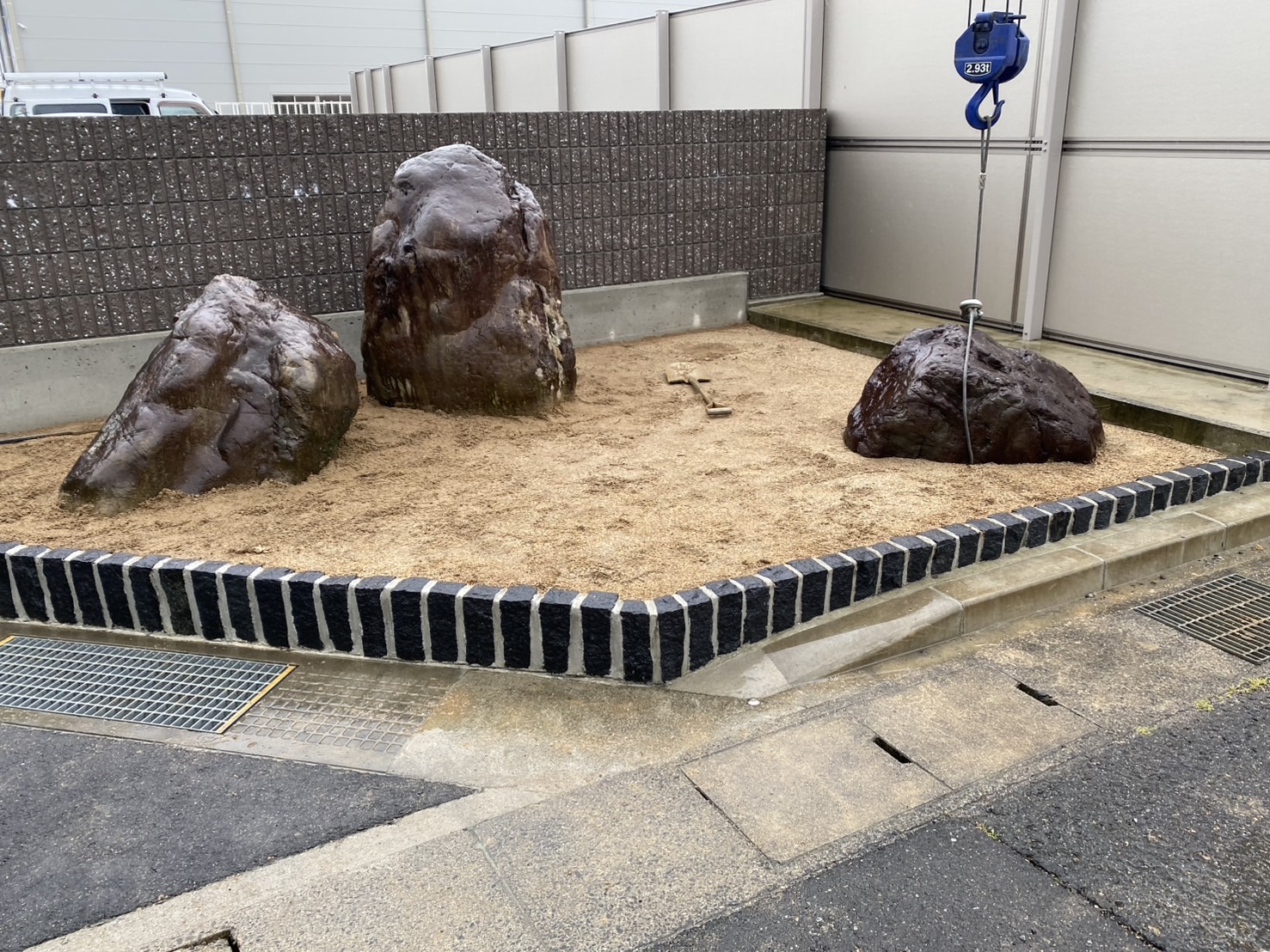 【高松市香南町法人様】花壇の鋤取り整地完了。庭石搬入&配置中 (株)カインズガーデン|香川県の雑草対策,庭リフォーム工事 【高松市香南町法人様】花壇の鋤取り整地完了。庭石搬入&配置中 (株)カインズガーデン|香川県の雑草対策,庭リフォーム工事