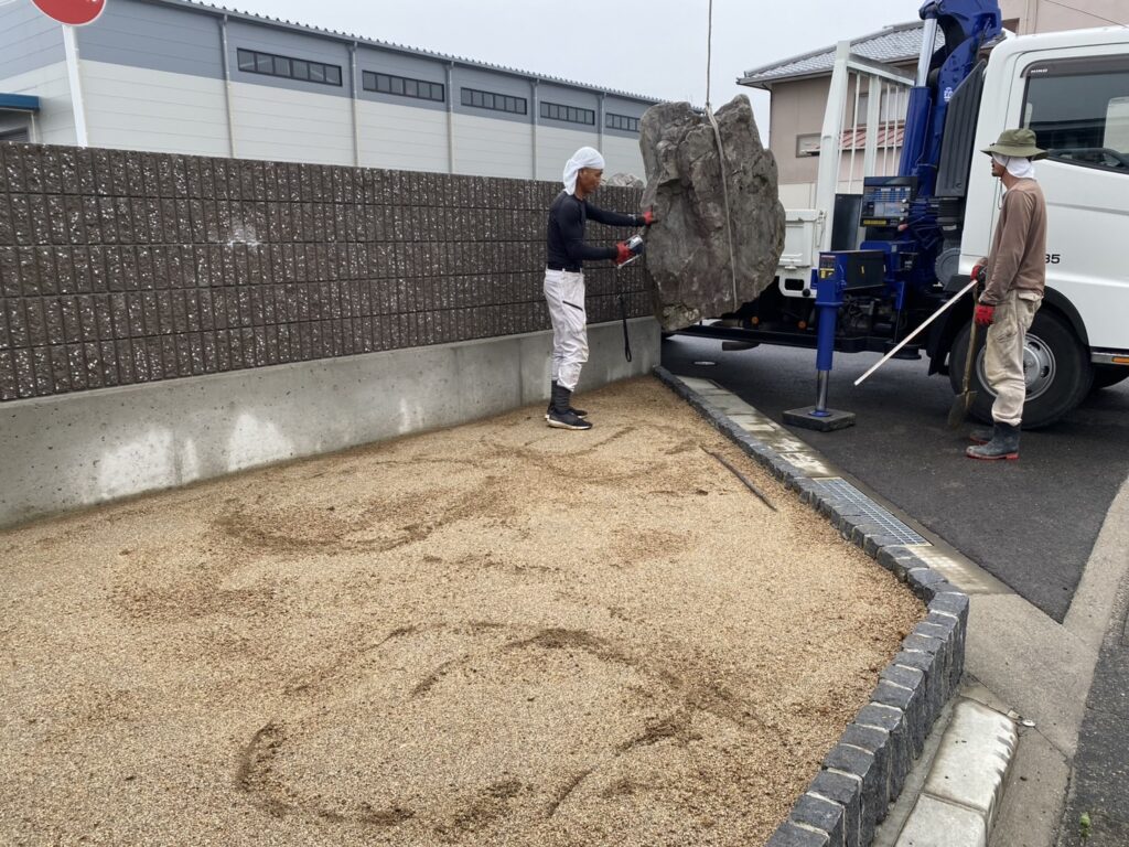 【高松市香南町法人様】庭石設置完了✨花壇内を防草シートで雑草対策中 (株)カインズガーデン|香川県の庭リフォーム工事 【高松市香南町法人様】庭石設置完了✨花壇内を防草シートで雑草対策中 (株)カインズガーデン|香川県の庭リフォーム工事