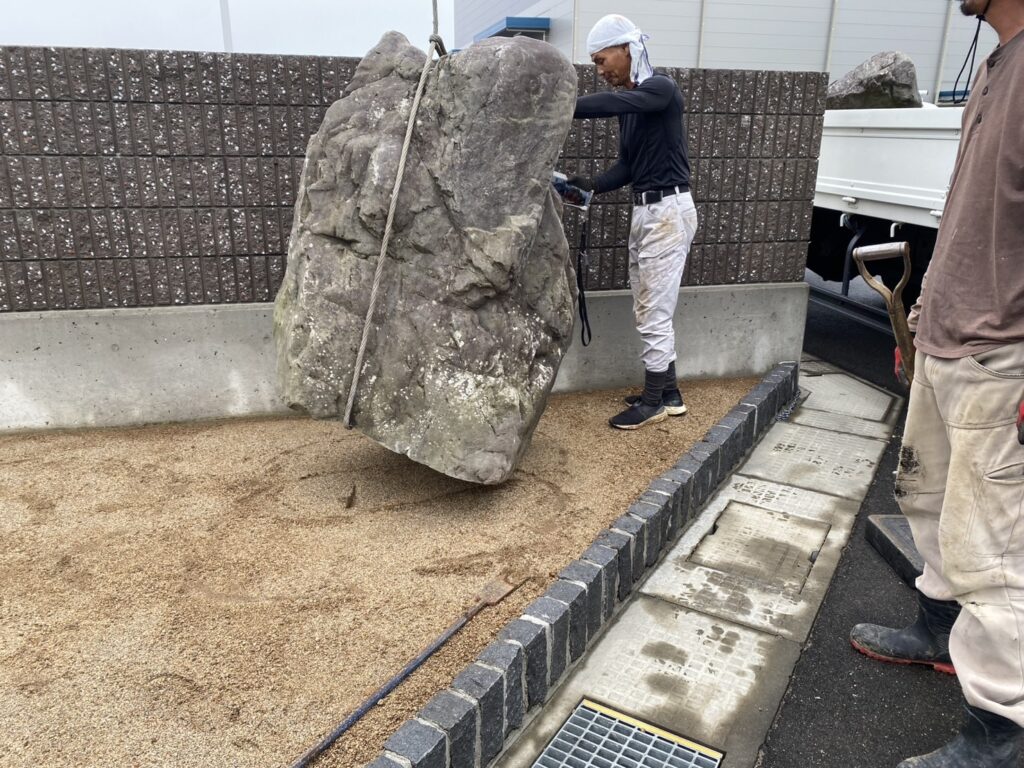 【高松市香南町法人様】庭石設置完了✨花壇内を防草シートで雑草対策中 (株)カインズガーデン|香川県の庭リフォーム工事 【高松市香南町法人様】庭石設置完了✨花壇内を防草シートで雑草対策中 (株)カインズガーデン|香川県の庭リフォーム工事
