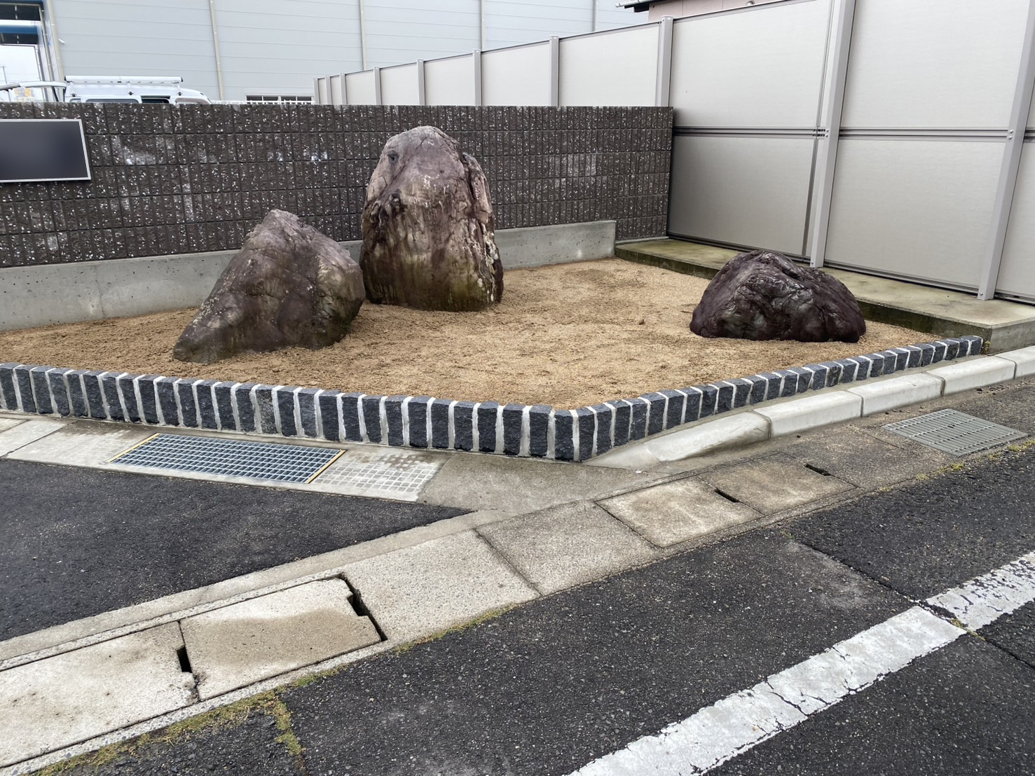 【高松市香南町法人様】庭石設置完了✨花壇内を防草シートで雑草対策中 (株)カインズガーデン｜香川県の庭リフォーム工事