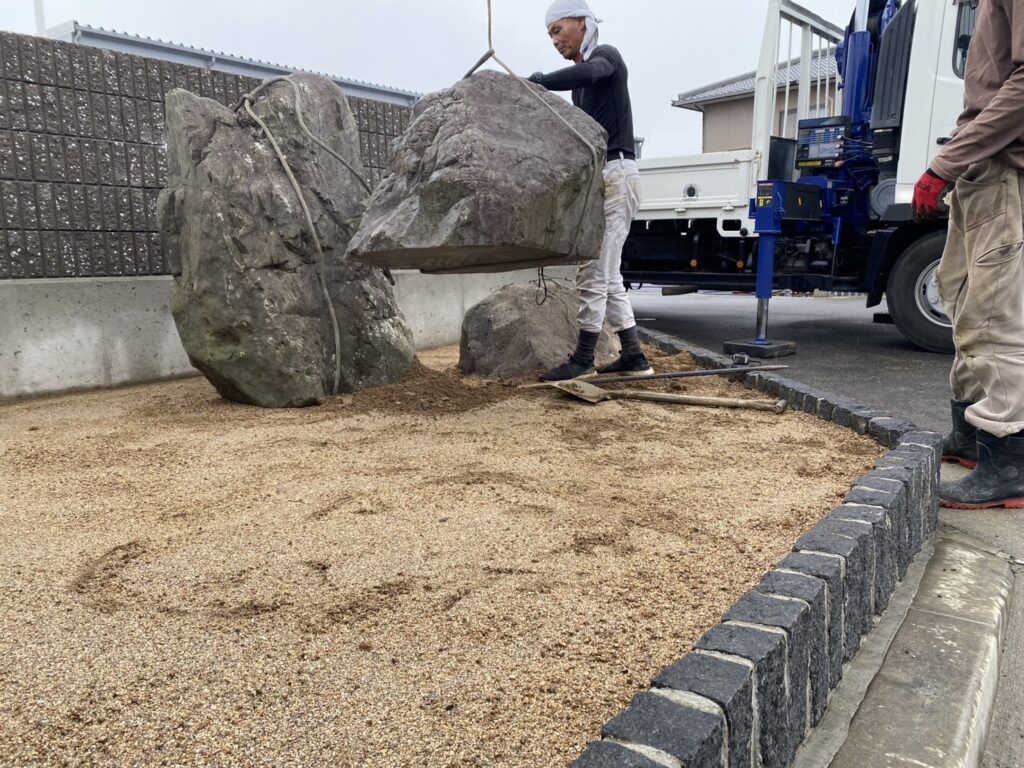 【高松市香南町法人様】庭石設置完了✨花壇内を防草シートで雑草対策中 (株)カインズガーデン｜香川県の庭リフォーム工事