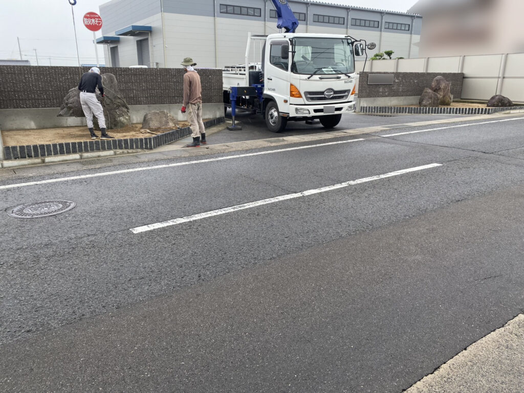 【高松市香南町法人様】庭石設置完了✨花壇内を防草シートで雑草対策中 (株)カインズガーデン｜香川県の庭リフォーム工事
