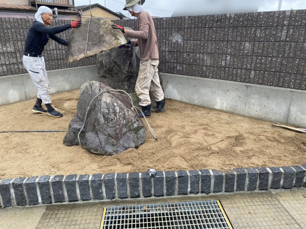 【高松市香南町法人様】庭石設置完了✨花壇内を防草シートで雑草対策中 (株)カインズガーデン|香川県の庭リフォーム工事 【高松市香南町法人様】庭石設置完了✨花壇内を防草シートで雑草対策中 (株)カインズガーデン|香川県の庭リフォーム工事