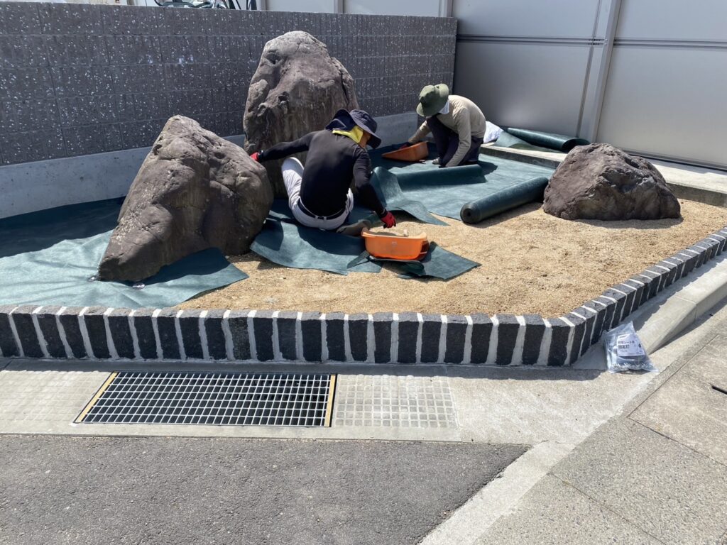 【高松市香南町法人様】庭石設置完了✨花壇内を防草シートで雑草対策中 (株)カインズガーデン｜香川県の庭リフォーム工事