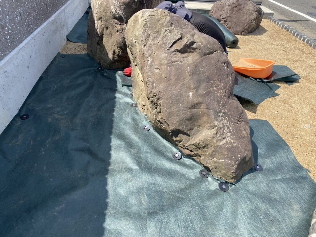 【高松市香南町法人様】庭石設置完了✨花壇内を防草シートで雑草対策中 (株)カインズガーデン|香川県の庭リフォーム工事 【高松市香南町法人様】庭石設置完了✨花壇内を防草シートで雑草対策中 (株)カインズガーデン|香川県の庭リフォーム工事