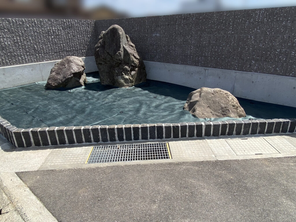 【高松市香南町法人様】庭石設置完了✨花壇内を防草シートで雑草対策中 (株)カインズガーデン｜香川県の庭リフォーム工事