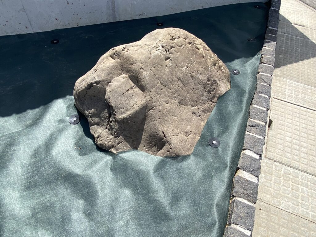 【高松市香南町法人様】庭石設置完了✨花壇内を防草シートで雑草対策中 (株)カインズガーデン|香川県の庭リフォーム工事 【高松市香南町法人様】庭石設置完了✨花壇内を防草シートで雑草対策中 (株)カインズガーデン|香川県の庭リフォーム工事