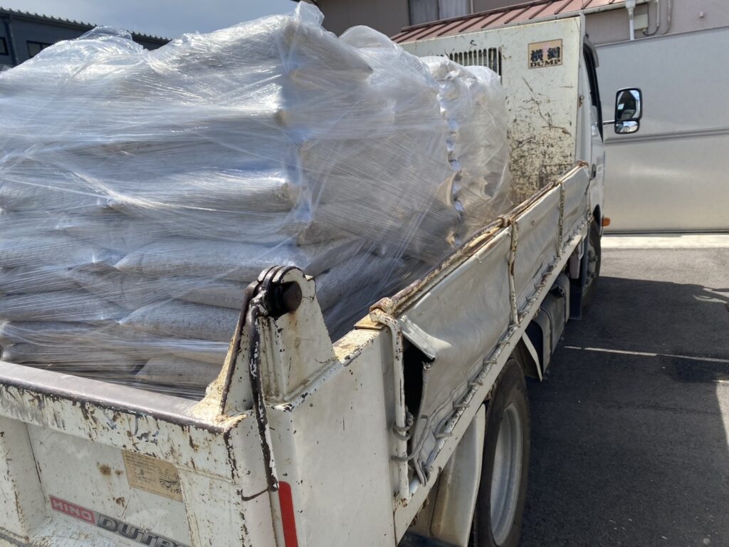 【高松市香南町法人様】庭石設置完了✨花壇内を防草シートで雑草対策中 (株)カインズガーデン｜香川県の庭リフォーム工事