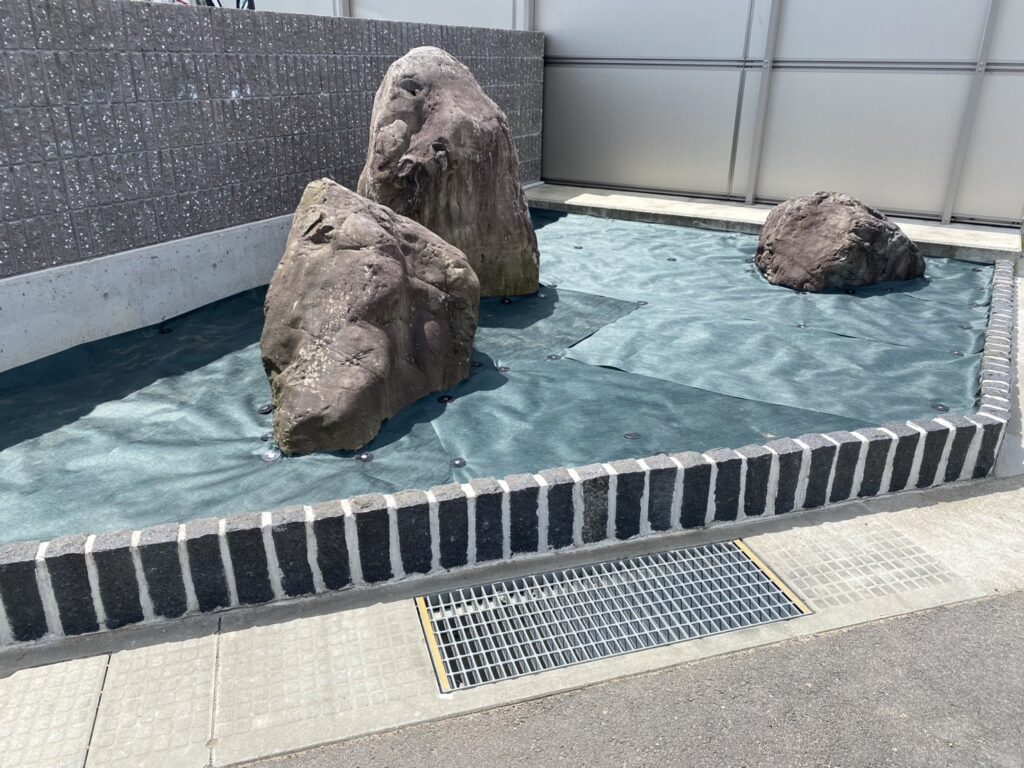 【高松市香南町法人様】庭石設置完了✨花壇内を防草シートで雑草対策中 (株)カインズガーデン｜香川県の庭リフォーム工事