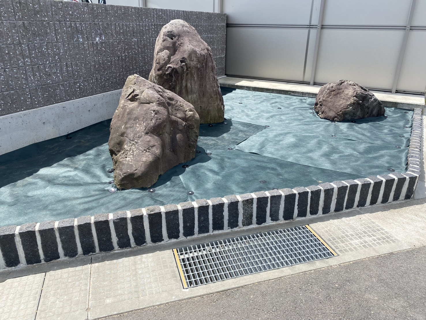 【高松市香南町法人様】庭石設置完了✨花壇内を防草シートで雑草対策中 (株)カインズガーデン|香川県の庭リフォーム工事 【高松市香南町法人様】庭石設置完了✨花壇内を防草シートで雑草対策中 (株)カインズガーデン|香川県の庭リフォーム工事