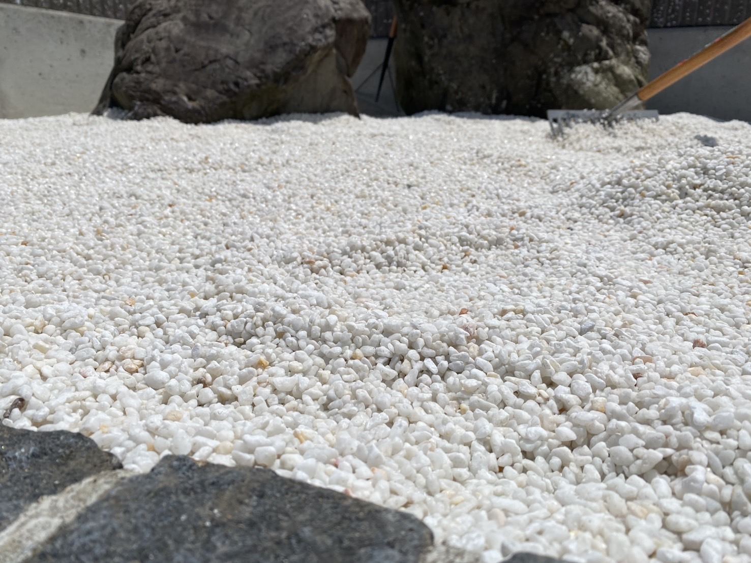 【高松市香南町法人様】両側花壇から風格ある枯山水へ庭リフォーム工事㊗完工✨心洗われる門構え完成 (株)カインズガーデン|香川県の雑草対策,庭仕舞い工事 【高松市香南町法人様】両側花壇から風格ある枯山水へ庭リフォーム工事㊗完工✨心洗われる門構え完成 (株)カインズガーデン|香川県の雑草対策,庭仕舞い工事