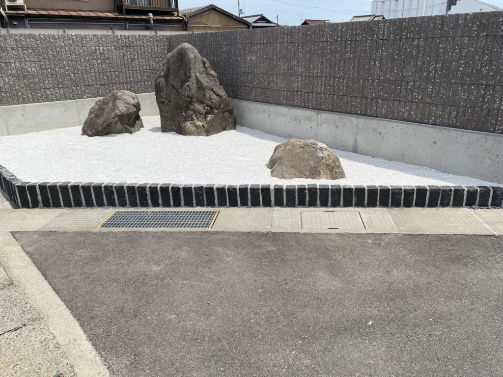 【高松市香南町法人様】両側花壇から風格ある枯山水へ庭リフォーム工事㊗完工✨心洗われる門構え完成 (株)カインズガーデン|香川県の雑草対策,庭仕舞い工事 【高松市香南町法人様】両側花壇から風格ある枯山水へ庭リフォーム工事㊗完工✨心洗われる門構え完成 (株)カインズガーデン|香川県の雑草対策,庭仕舞い工事