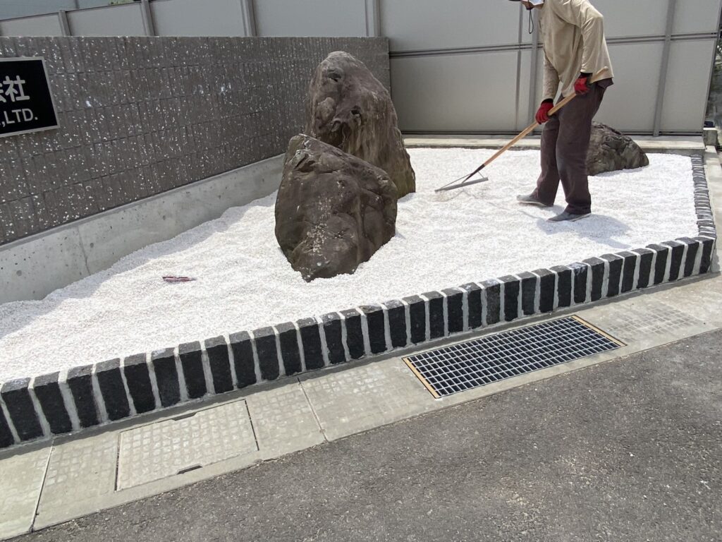 【高松市香南町法人様】両側花壇から風格ある枯山水へ庭リフォーム工事㊗完工✨心洗われる門構え完成 (株)カインズガーデン|香川県の雑草対策,庭仕舞い工事 【高松市香南町法人様】両側花壇から風格ある枯山水へ庭リフォーム工事㊗完工✨心洗われる門構え完成 (株)カインズガーデン|香川県の雑草対策,庭仕舞い工事