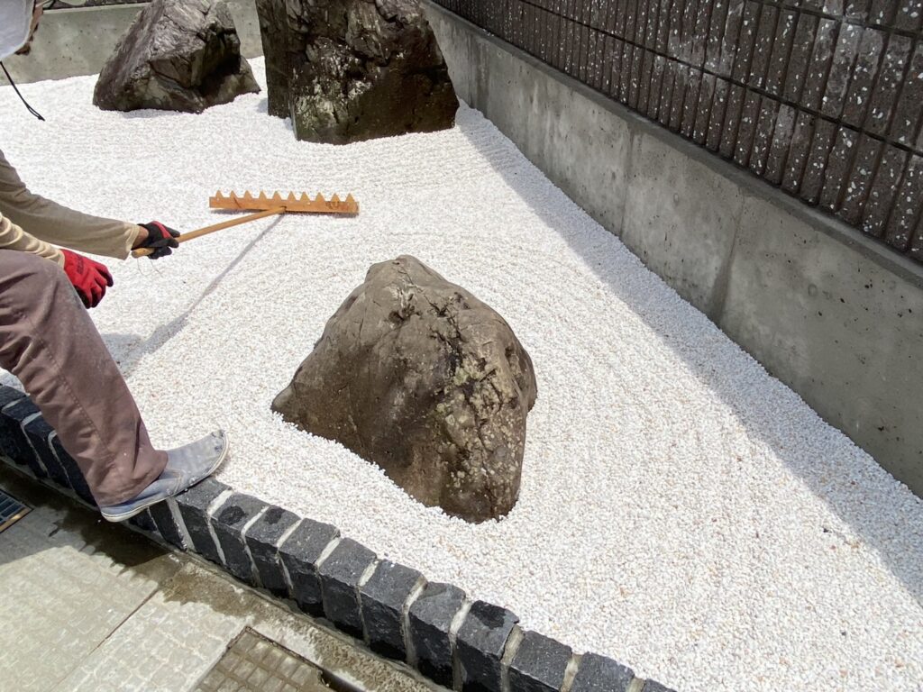 【高松市香南町法人様】両側花壇から風格ある枯山水へ庭リフォーム工事㊗完工✨心洗われる門構え完成 (株)カインズガーデン|香川県の雑草対策,庭仕舞い工事 【高松市香南町法人様】両側花壇から風格ある枯山水へ庭リフォーム工事㊗完工✨心洗われる門構え完成 (株)カインズガーデン|香川県の雑草対策,庭仕舞い工事