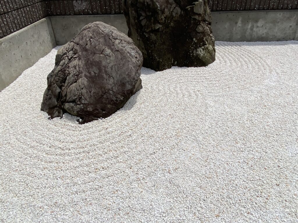 【高松市香南町法人様】両側花壇から風格ある枯山水へ庭リフォーム工事㊗完工✨心洗われる門構え完成 (株)カインズガーデン|香川県の雑草対策,庭仕舞い工事 【高松市香南町法人様】両側花壇から風格ある枯山水へ庭リフォーム工事㊗完工✨心洗われる門構え完成 (株)カインズガーデン|香川県の雑草対策,庭仕舞い工事