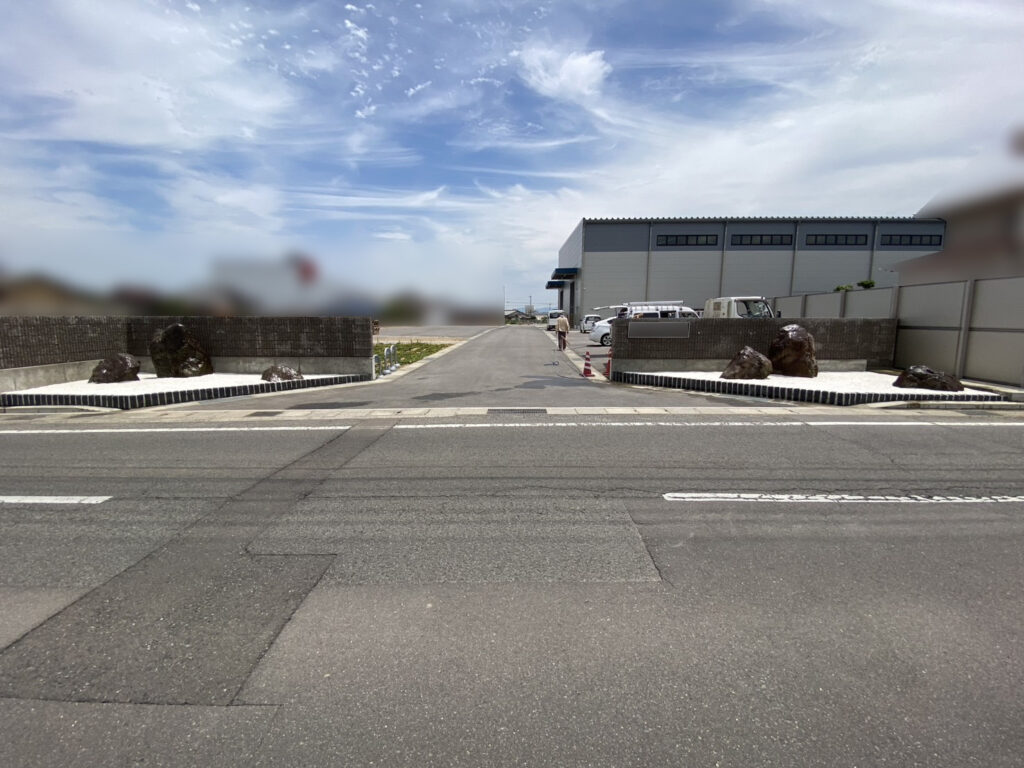 【高松市香南町法人様】両側花壇から風格ある枯山水へ庭リフォーム工事㊗完工✨心洗われる門構え完成 (株)カインズガーデン｜香川県の雑草対策，庭仕舞い工事