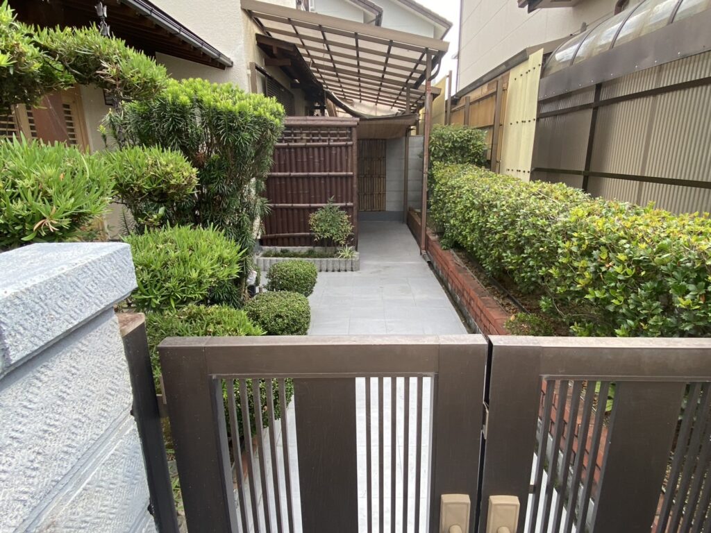 【綾川町Ｏ様邸】植栽撤去・防草シートで雑草対策・フェンス設置、本日着工⛑ (株)カインズガーデン｜香川県の庭仕舞い工事