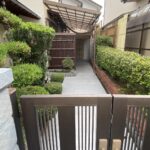 【綾川町Ｏ様邸】植栽撤去・防草シートで雑草対策・フェンス設置、本日着工⛑ (株)カインズガーデン｜香川県の庭仕舞い工事