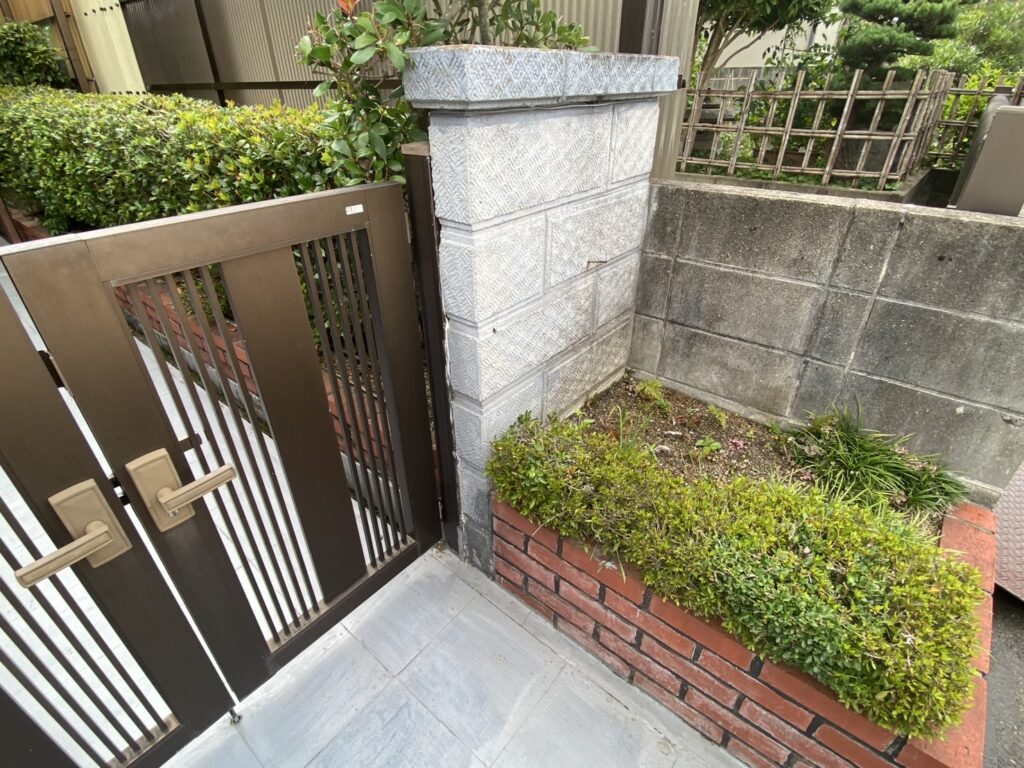 【綾川町O様邸】植栽撤去・防草シートで雑草対策・フェンス設置、本日着工⛑ (株)カインズガーデン|香川県の庭仕舞い工事 【綾川町O様邸】植栽撤去・防草シートで雑草対策・フェンス設置、本日着工⛑ (株)カインズガーデン|香川県の庭仕舞い工事