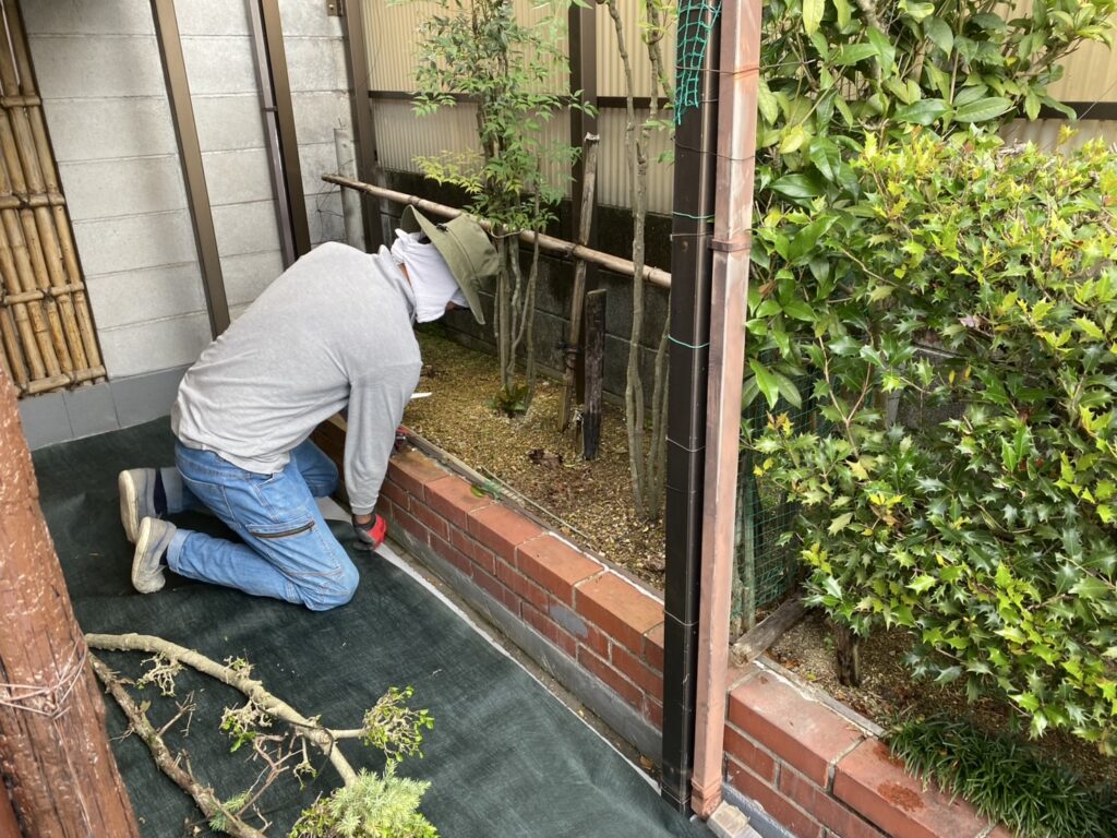 【綾川町O様邸】植栽撤去・防草シートで雑草対策・フェンス設置、本日着工⛑ (株)カインズガーデン|香川県の庭仕舞い工事 【綾川町O様邸】植栽撤去・防草シートで雑草対策・フェンス設置、本日着工⛑ (株)カインズガーデン|香川県の庭仕舞い工事