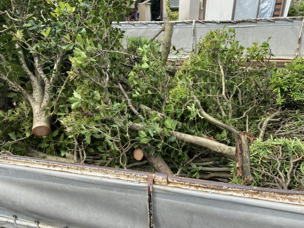 【綾川町O様邸】植栽撤去・防草シートで雑草対策・フェンス設置、本日着工⛑ (株)カインズガーデン|香川県の庭仕舞い工事 【綾川町O様邸】植栽撤去・防草シートで雑草対策・フェンス設置、本日着工⛑ (株)カインズガーデン|香川県の庭仕舞い工事