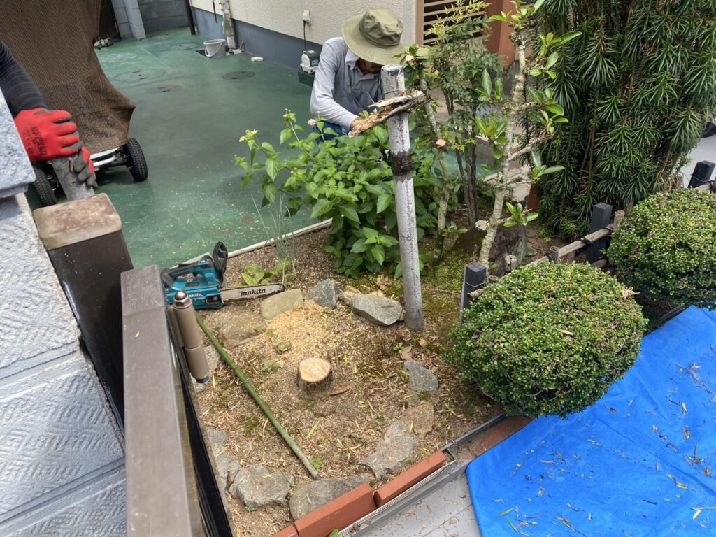 【綾川町O様邸】植栽撤去・防草シートで雑草対策・フェンス設置、本日着工⛑ (株)カインズガーデン|香川県の庭仕舞い工事 【綾川町O様邸】植栽撤去・防草シートで雑草対策・フェンス設置、本日着工⛑ (株)カインズガーデン|香川県の庭仕舞い工事