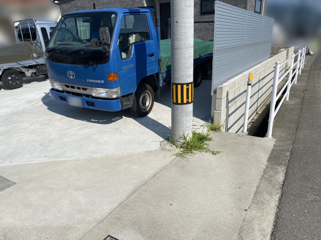 【三豊市豊中町Ｋ様邸】目隠しフェンス設置工事、本日着工⛑ (株)カインズガーデン｜香川県の庭リフォーム工事，庭仕舞い