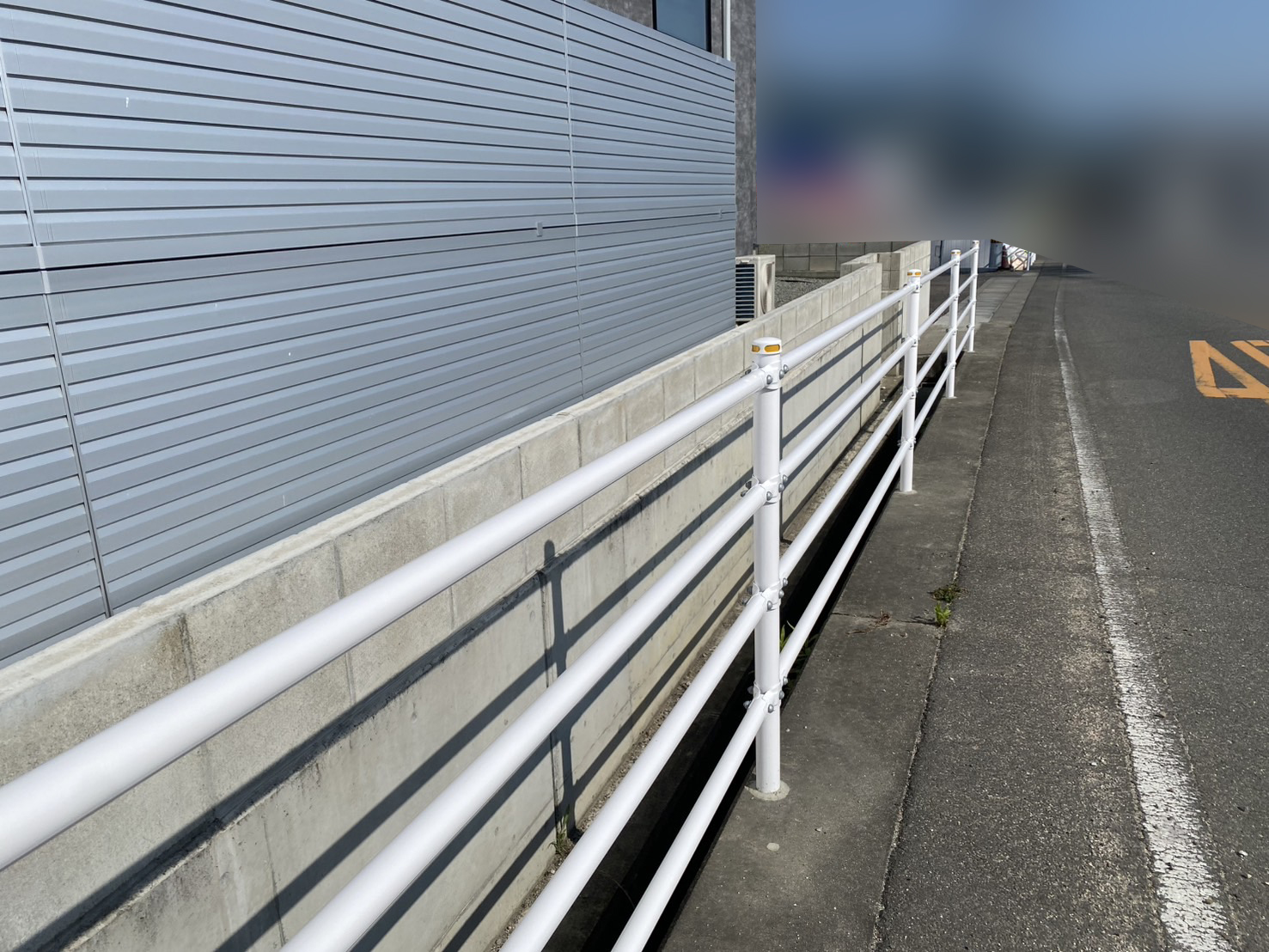 【三豊市豊中町Ｋ様邸】目隠しフェンス設置工事、本日着工⛑ (株)カインズガーデン｜香川県の庭リフォーム工事，庭仕舞い